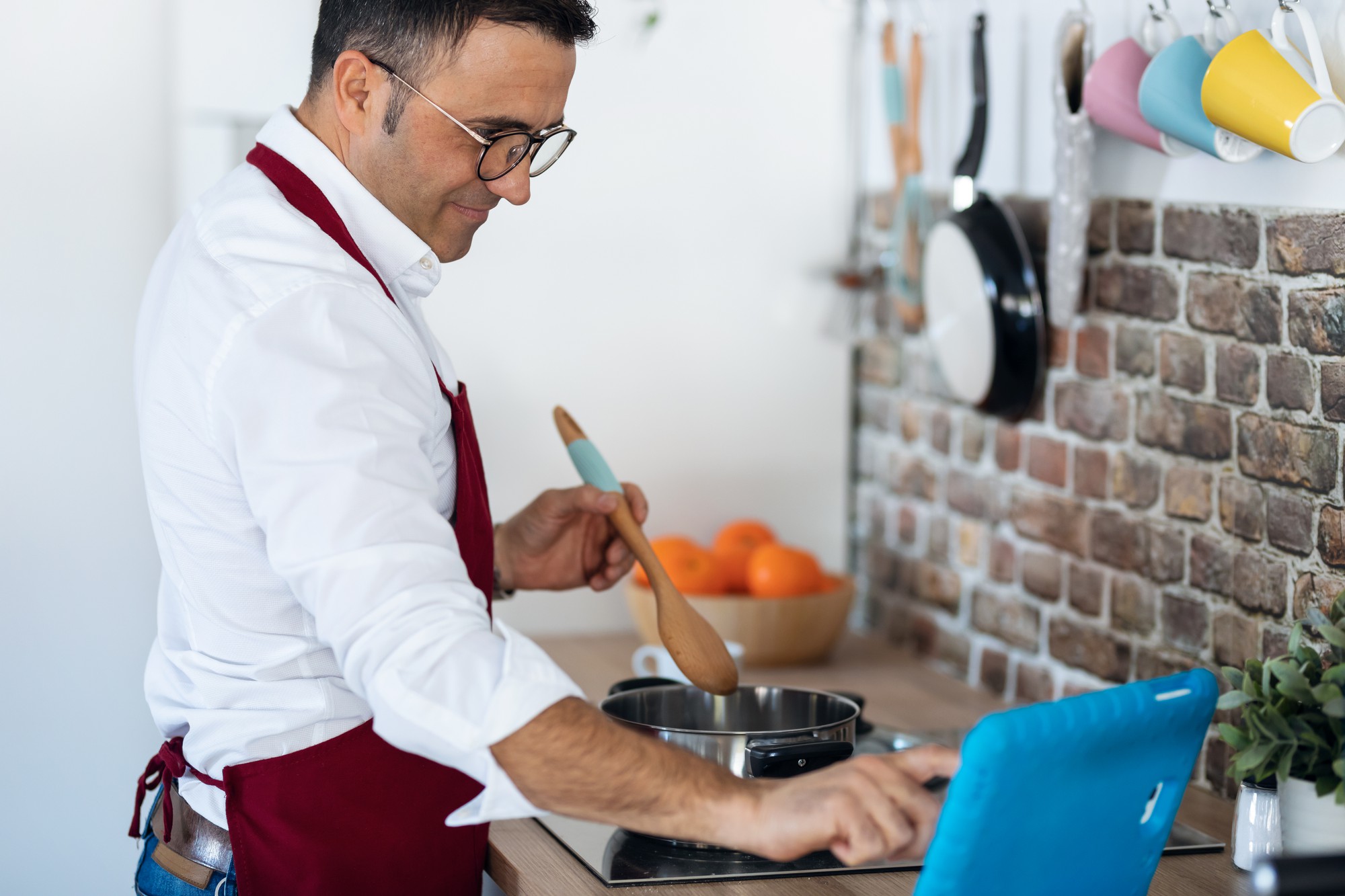 Sguardo su una cucina di insegnamento con chef all'opera
